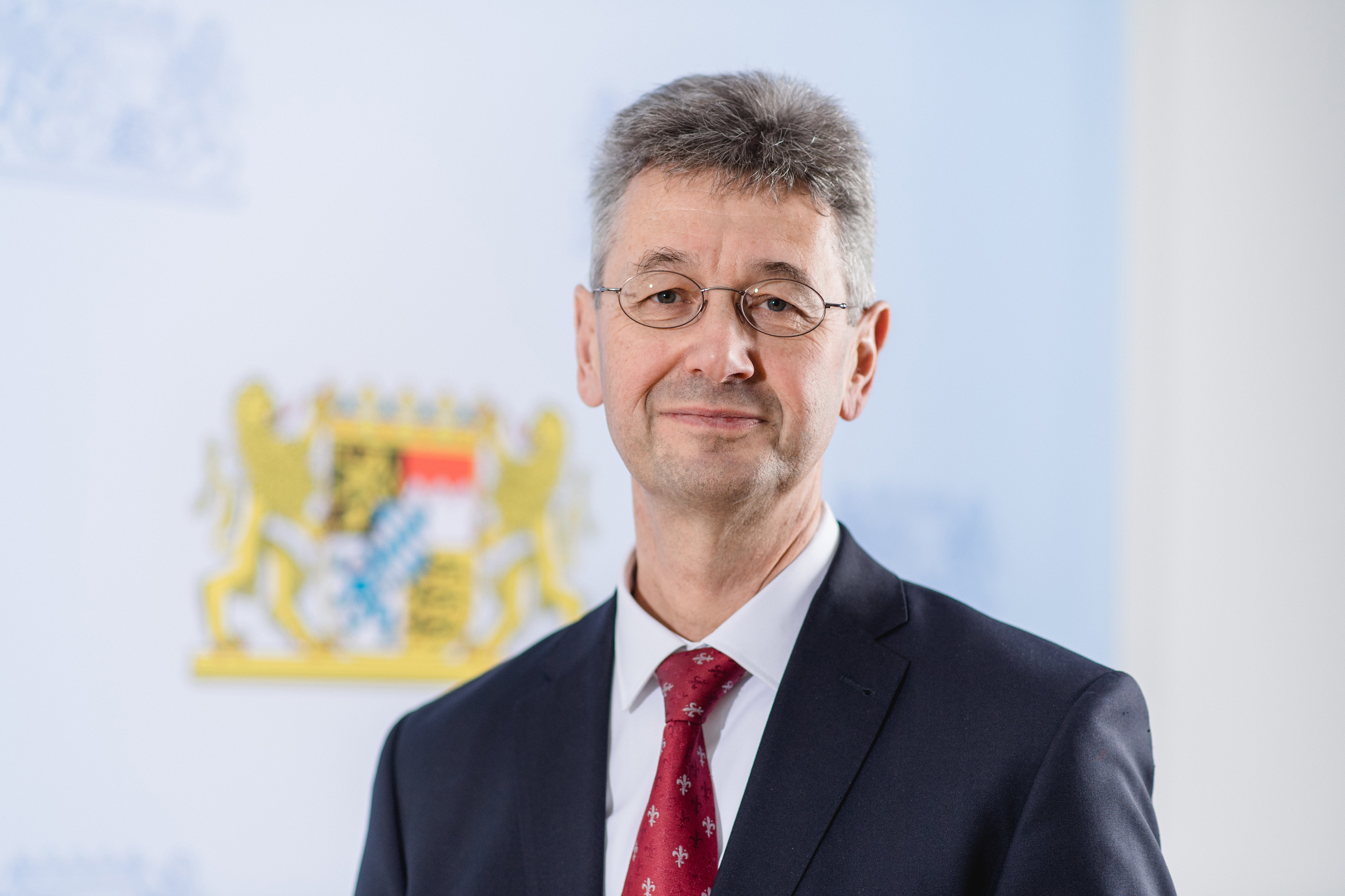 Prof. Dr. Michael Piazolo posiert für ein Foto