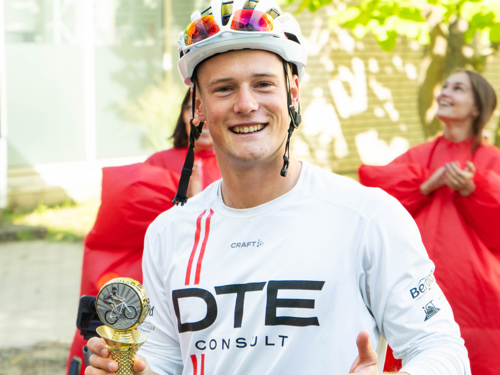 Phil Weinmann mit dem von der DKMS überreichten Pokal für seine herausragende Unterstützung.