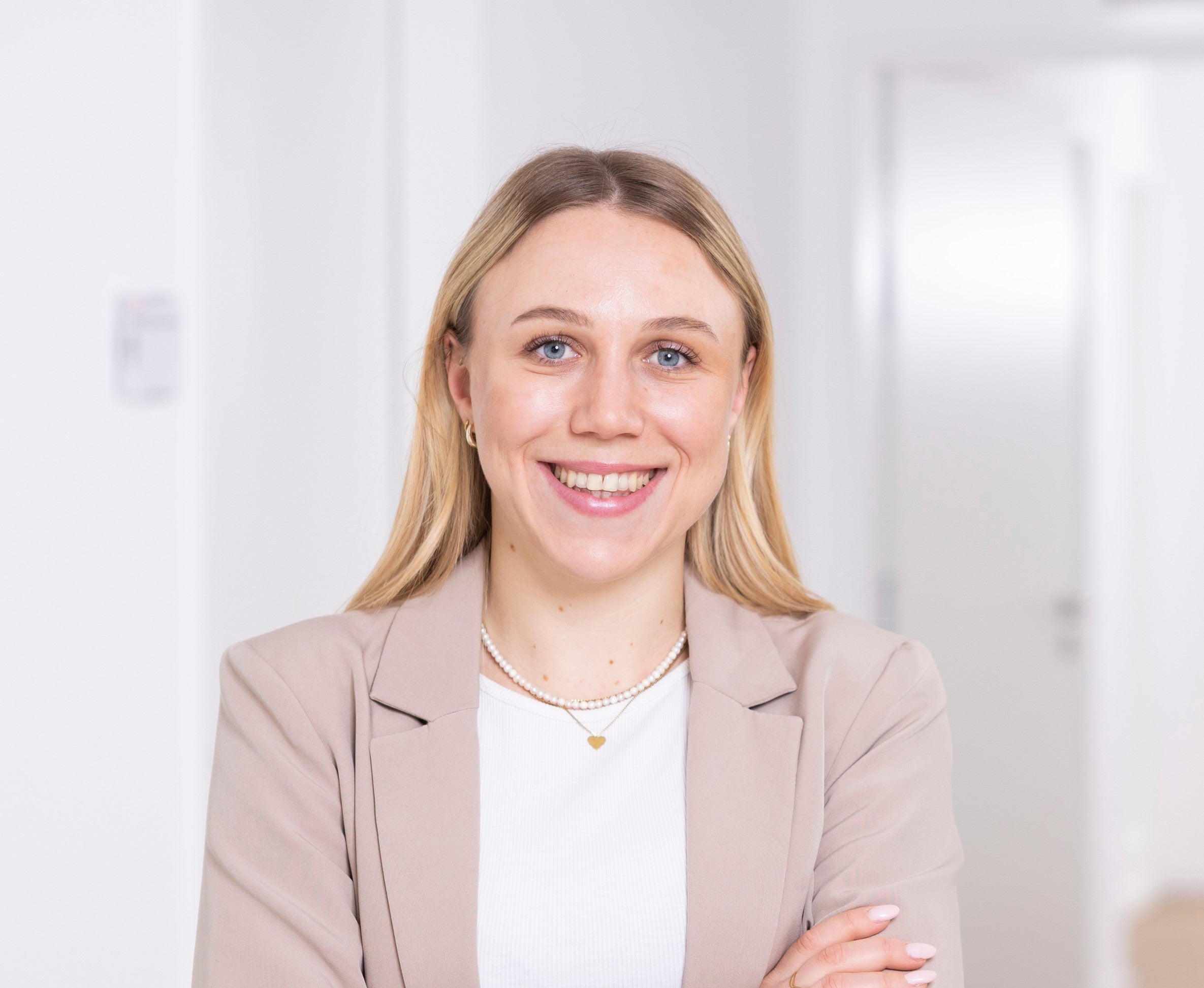 Eine Frau l ächelt mit verschränkten Armen