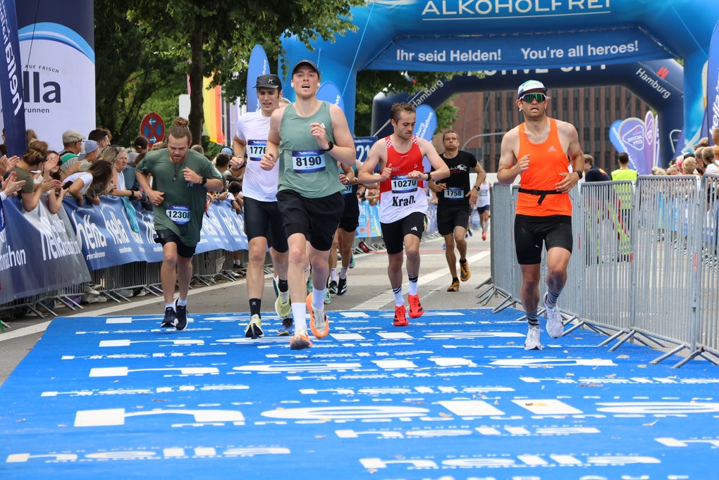 Menschen die einem Marathon laufen