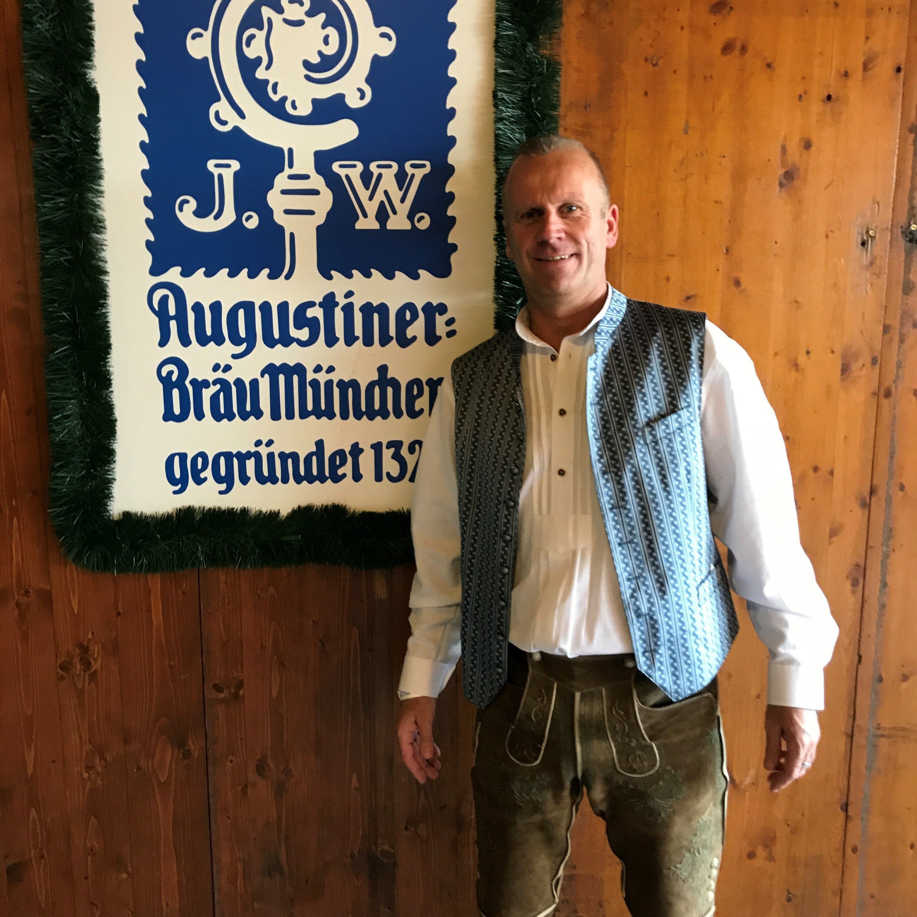 Ein Mann steht vor einem Schild