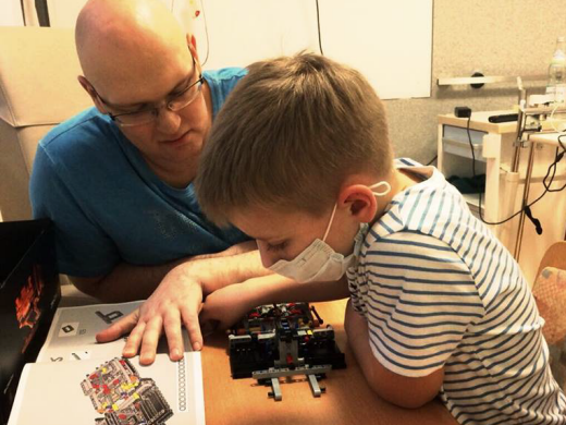 Auch der sechsjährige Colin freut sich riesig, denn sein Papa erhält eine neue Chance auf Leben