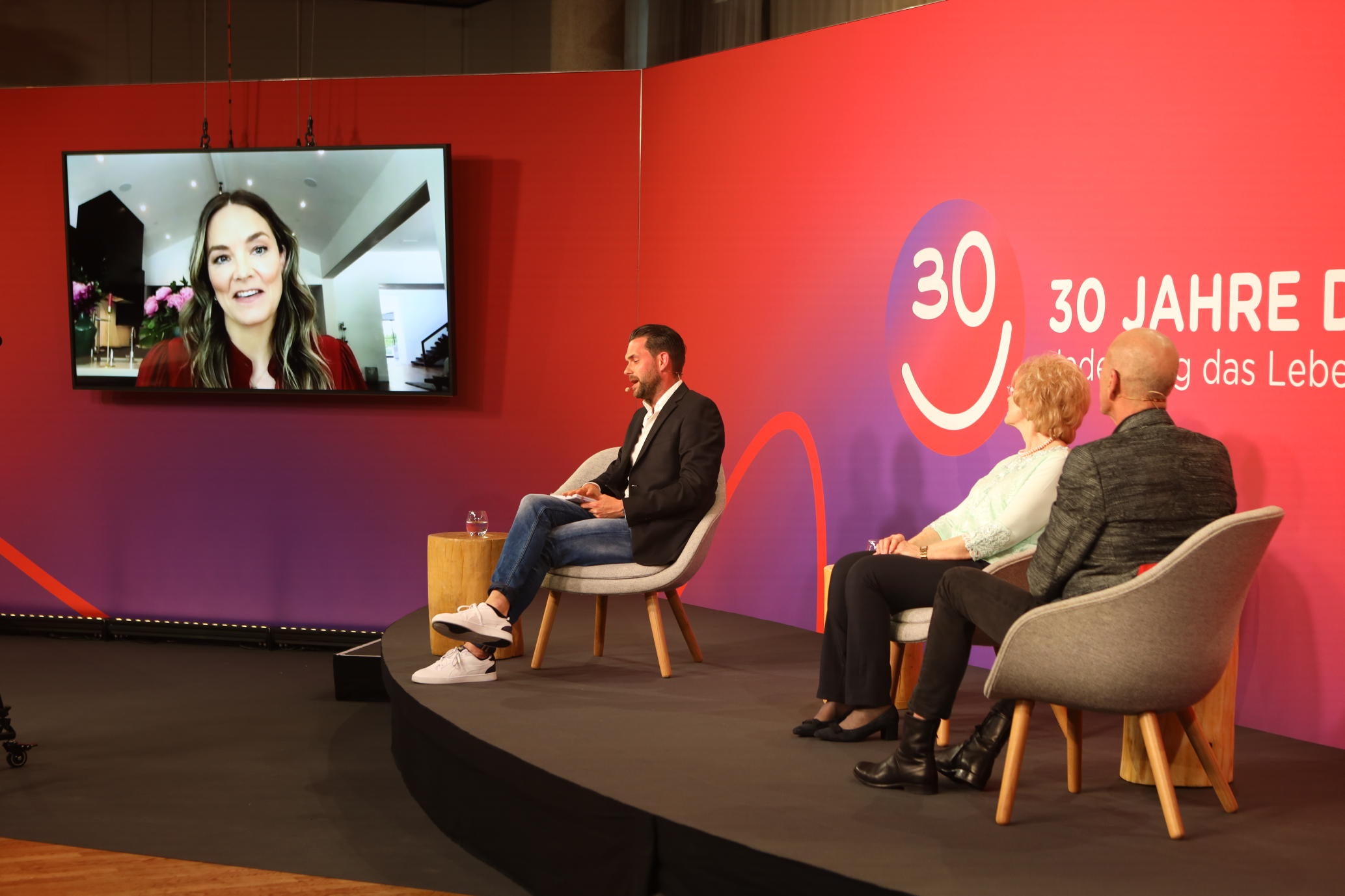 Katharina Harf, stellvertretende Vorsitzende des Stiftungsrats der DKMS, globale Botschafterin und Chefin der DKMS in den USA, wurde aus Los Angeles dazugeschaltet