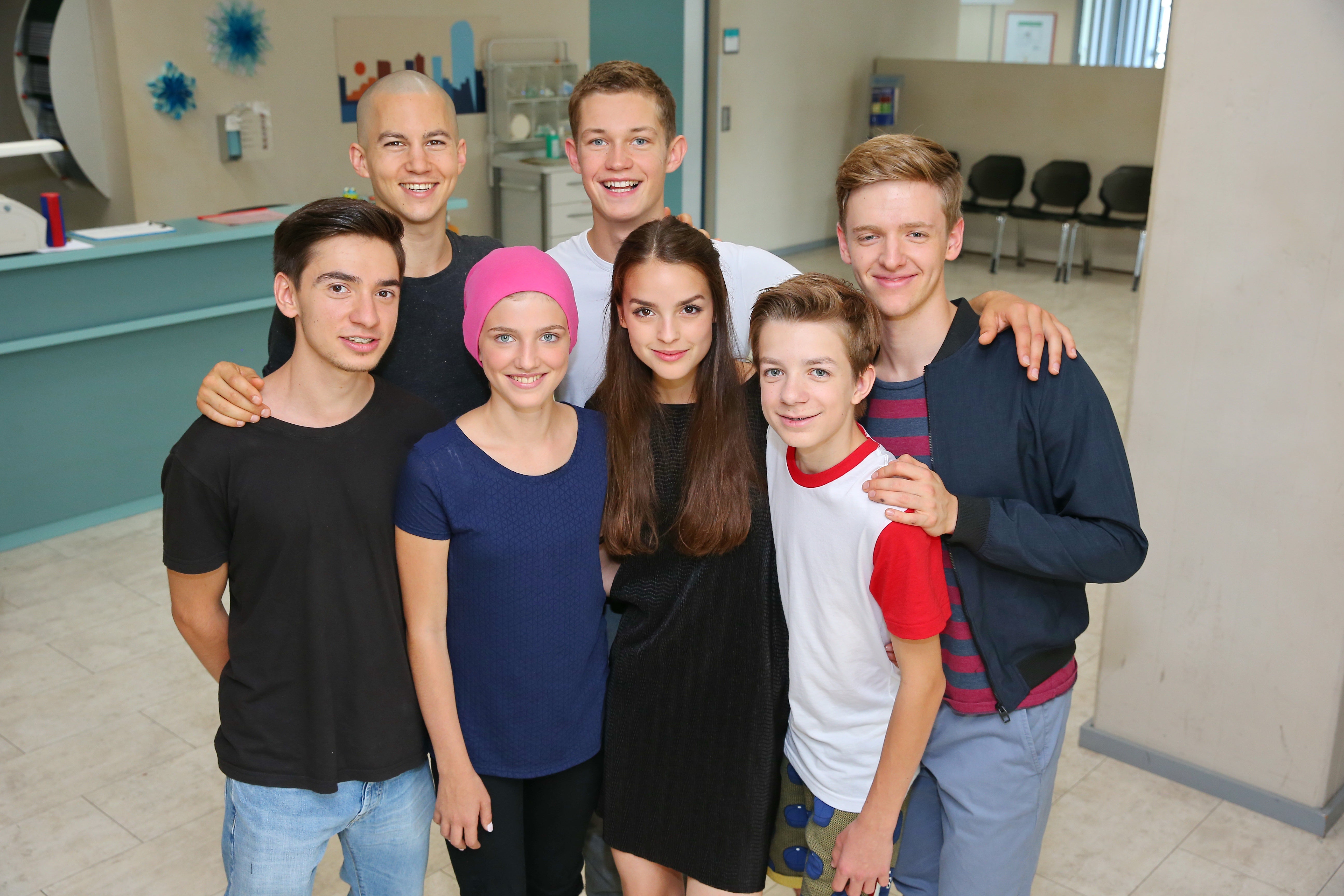 Rinah (3.v.l.) im Club der roten Bänder