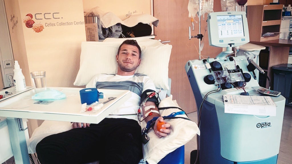 Ein Mann liegt in einem Apherese Stuhl