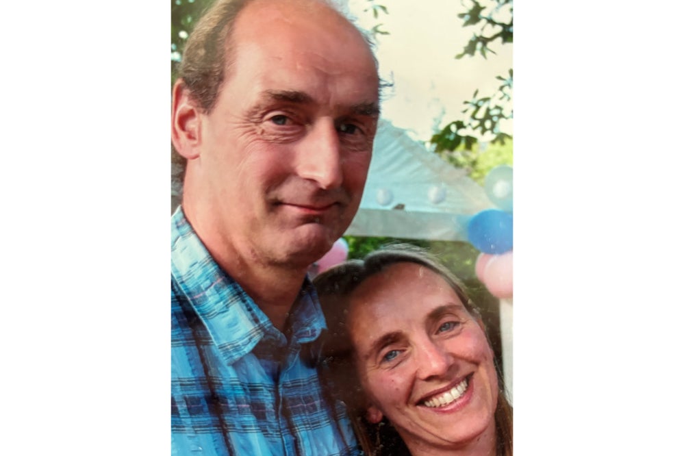 Zusehen ist Uwe (links im Bild) mit Ehefrau (rechts im Bild). 