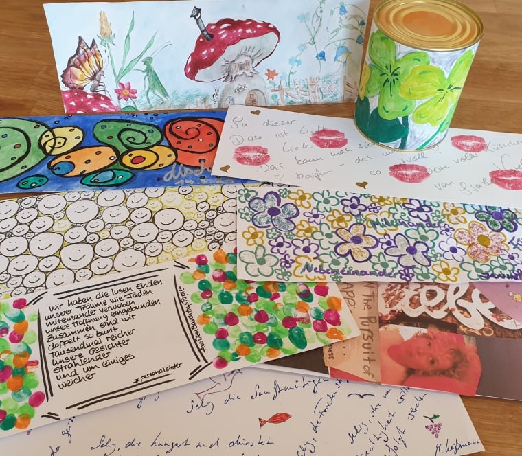 Eine Gruppe von bemalten Karten und eine bemalte Dose