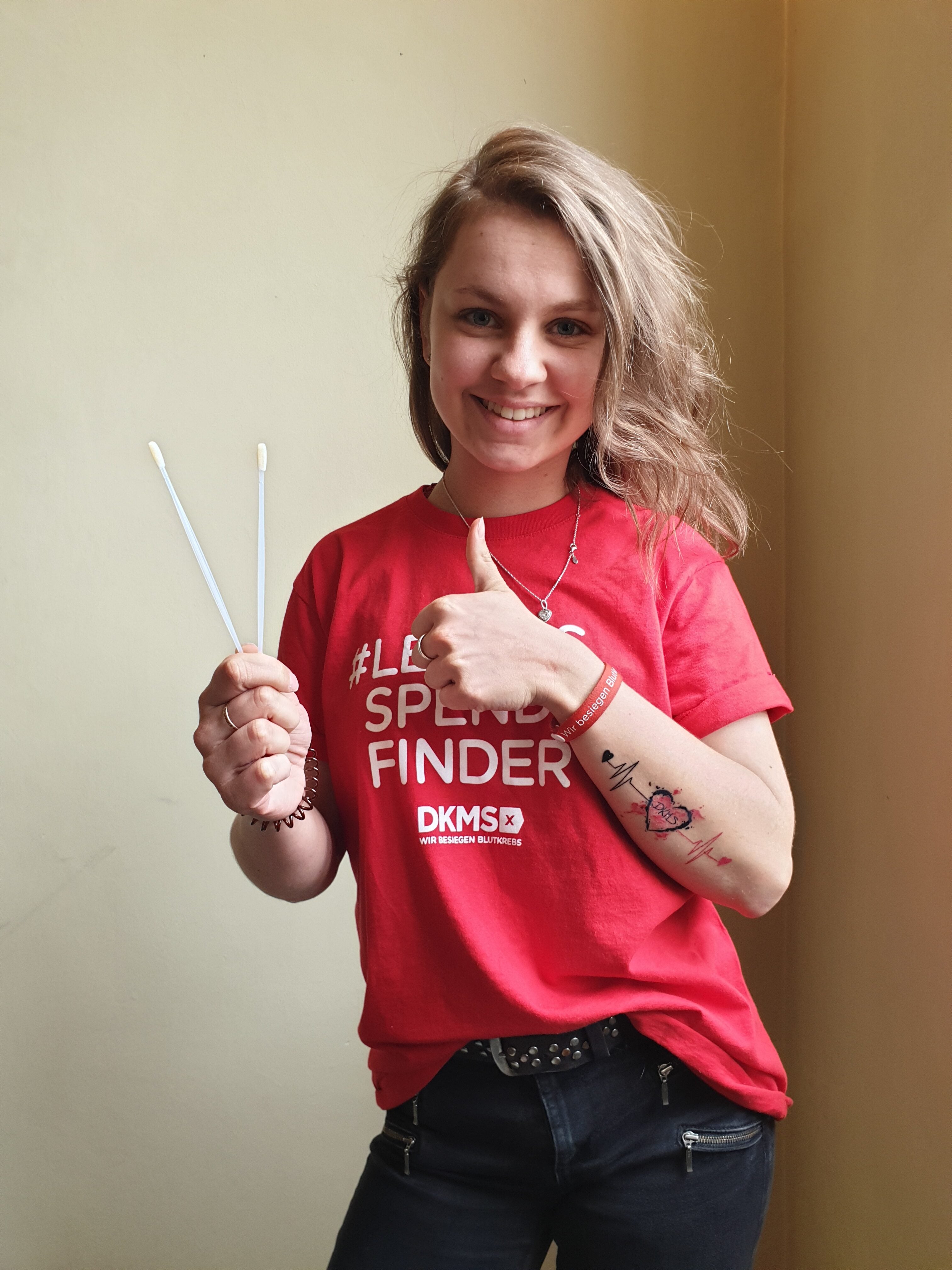 Michelle Büchner macht ein "Daumen hoch" Zeichen und hat zwei Wattestäbchen in der Hand