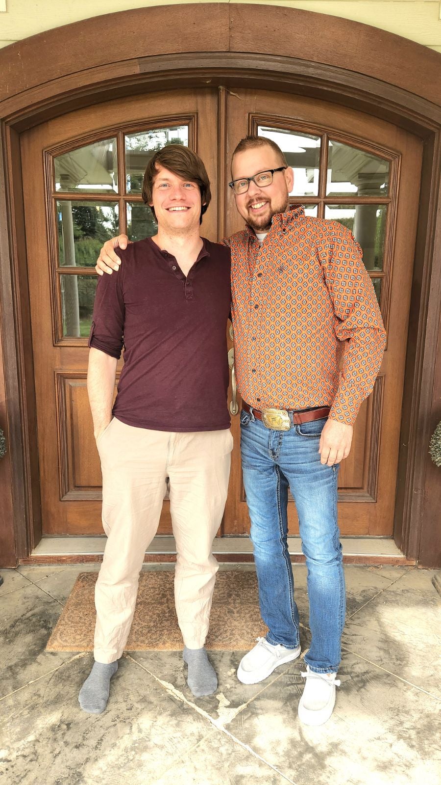 zwei Männer machen ein Foto zusammen