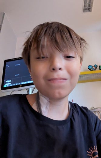 Zu sehen ist Joshua Im Krankenhaus. 