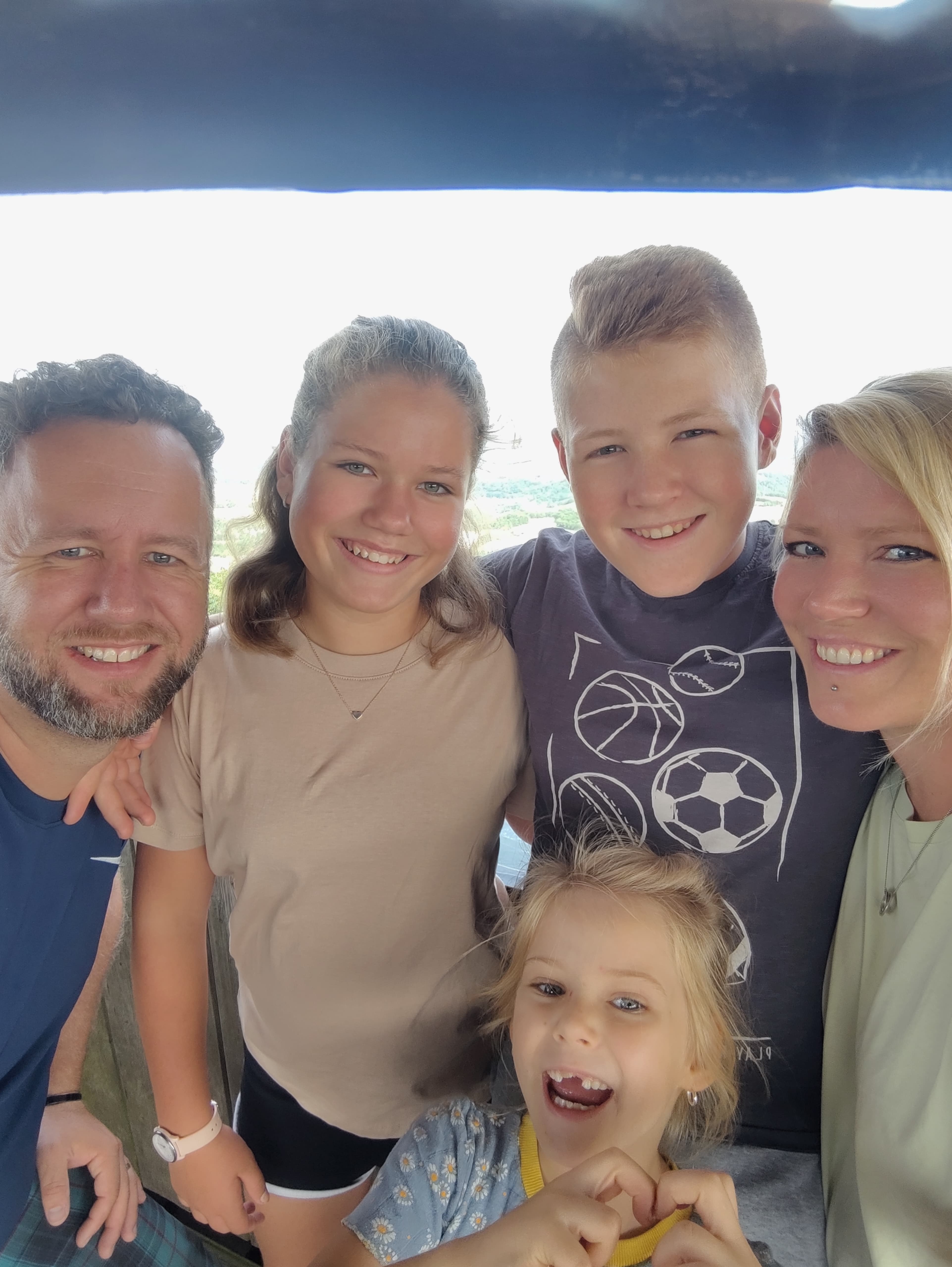 Eine Gruppe von Menschen posiert für ein Foto