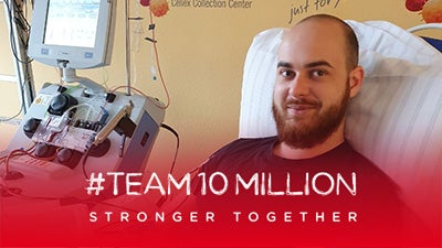 Max sitzt in einem Apherese Stuhl. Darunter steht der Text "#Team10Million Stronger Together"