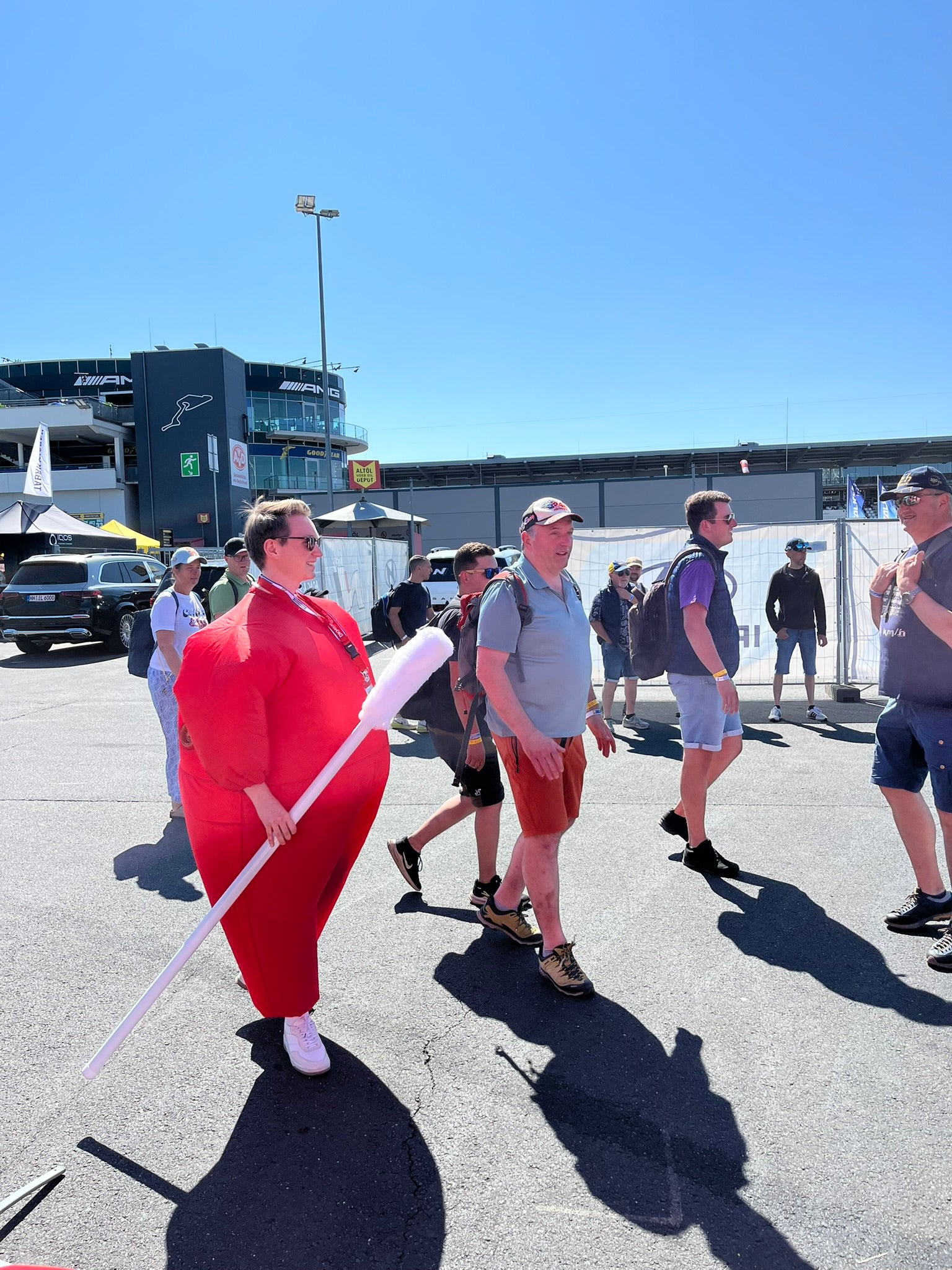 Mann mit Wattestäbchen am Nürburgring. 