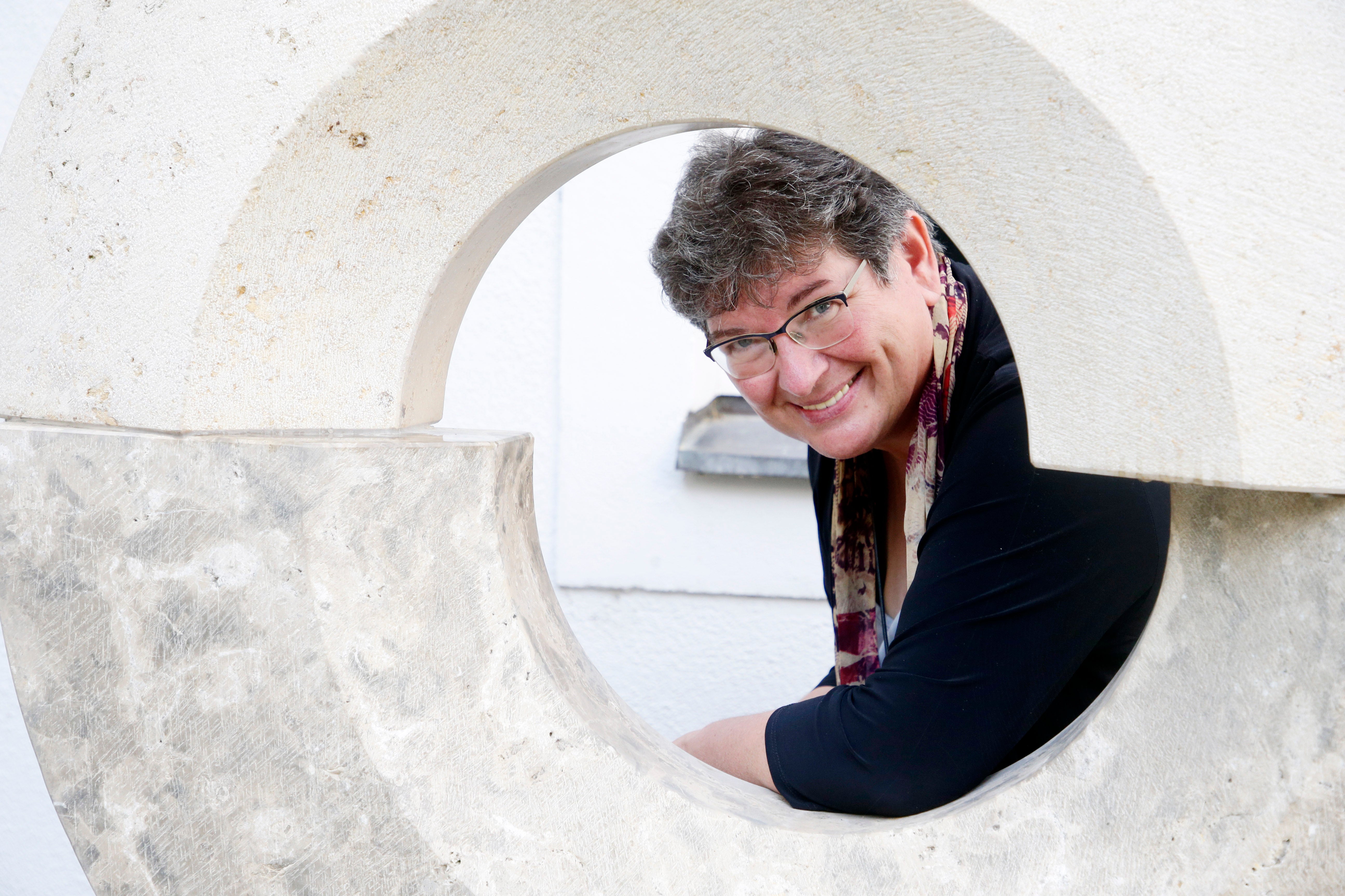 Brigitte Lehenberger engagiert sich seit fast 20 Jahren für Blutkrebspatient:innen, hier lächelt sie in die Kamera