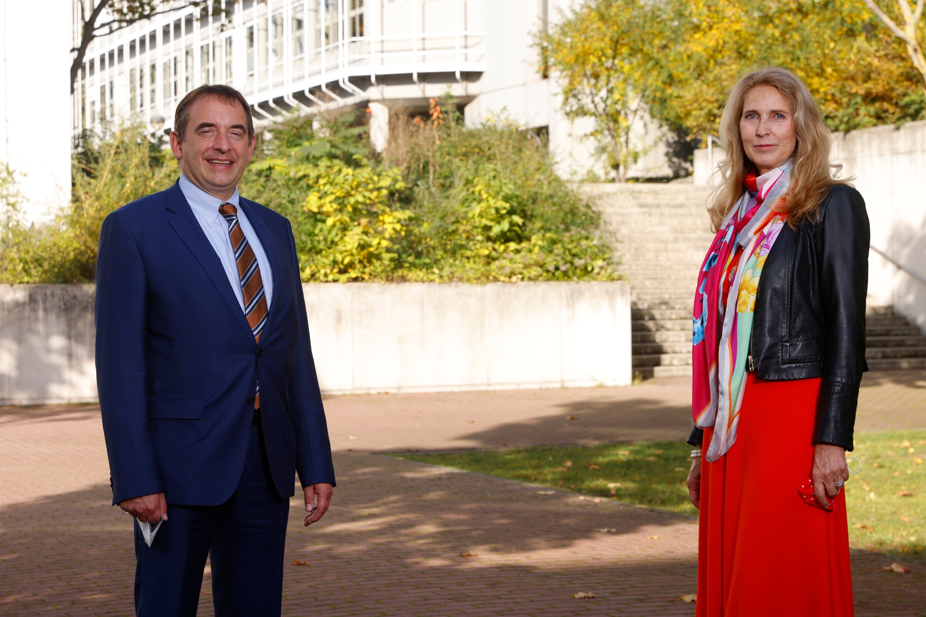 DKMS-Geschäftsführerin Dr. Elke Neujahr (r.) und Hessens Kultusminister Prof. Dr. R. Alexander Lorz (l.)