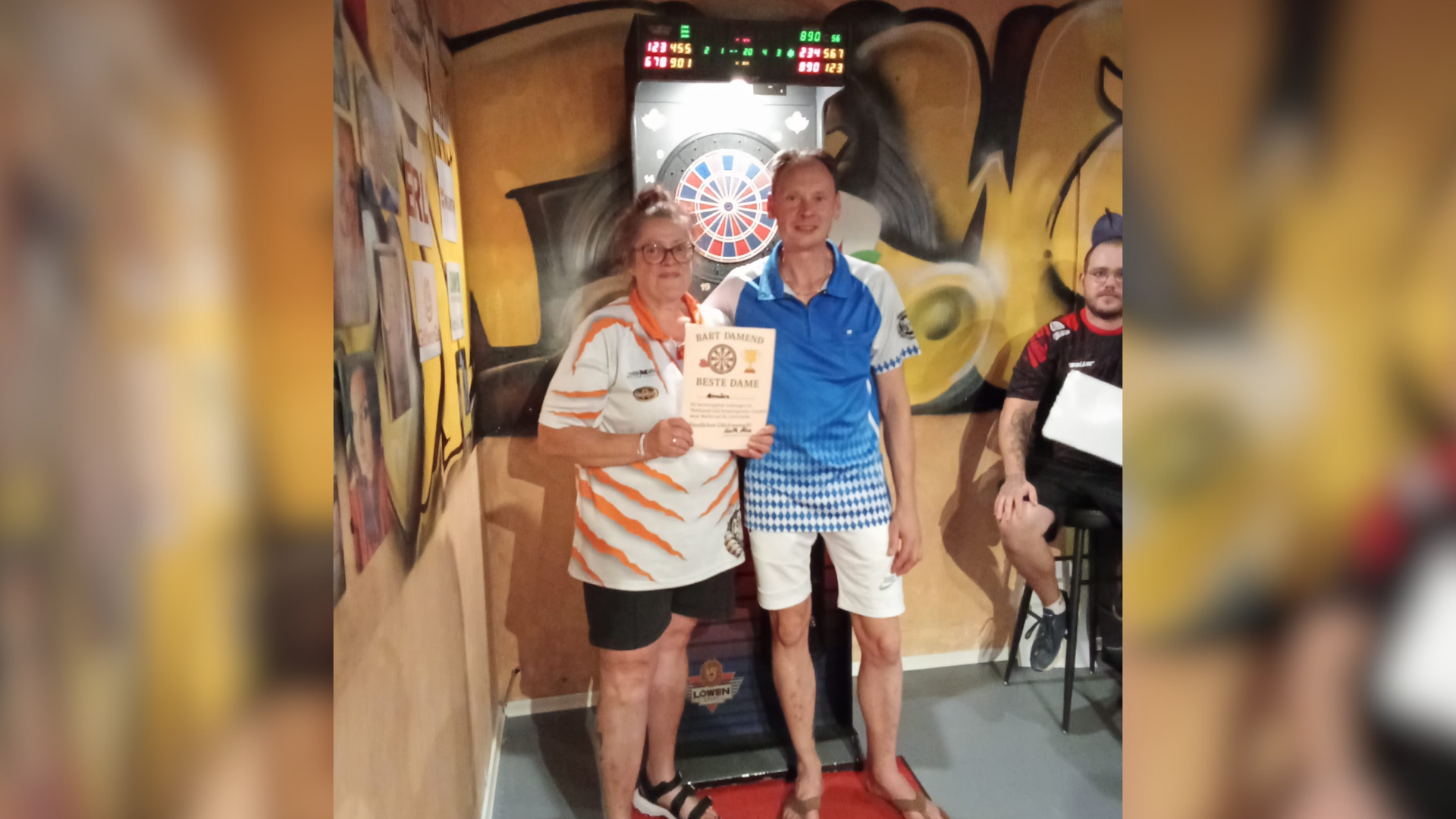 Ein Mann und eine Frau halten eine Zeitung