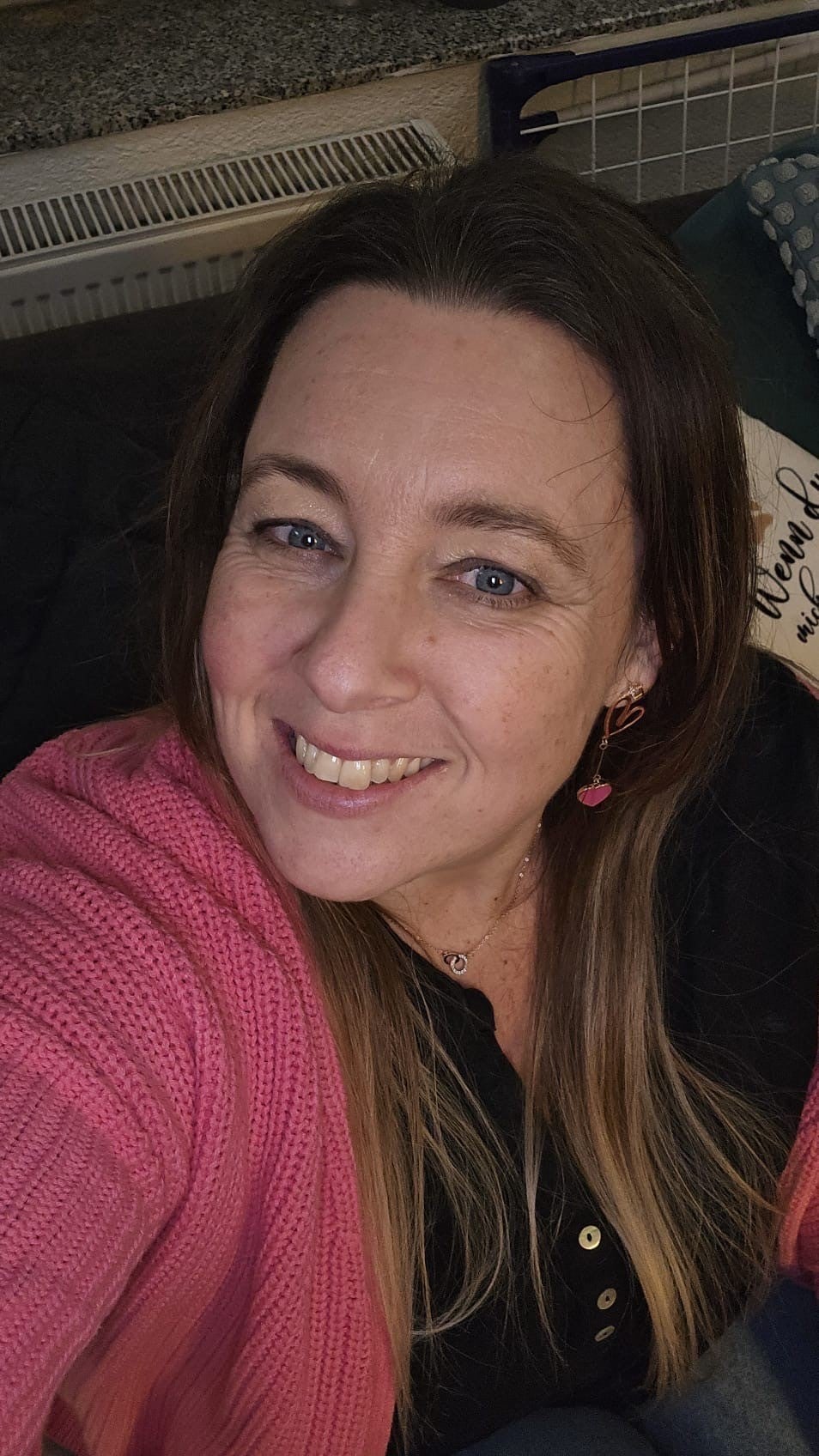 Patientin Melanie lächelt in die Kamera.