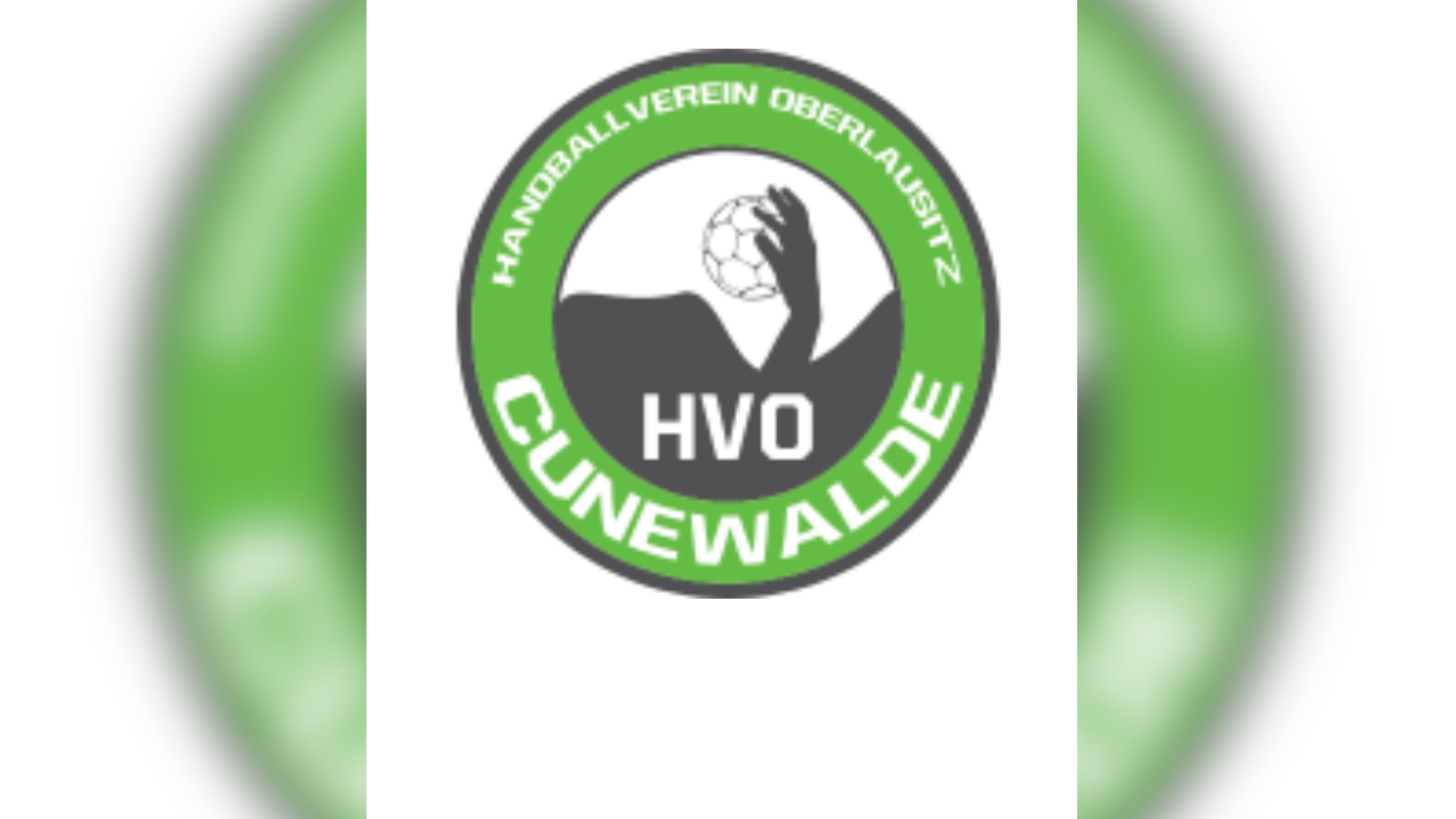 Grünes Logo des HVO Cunewalde. In der Mitte des kreisförmigen Logos ist eine Hand, die einen kleinen Ball hält, zu sehen. 