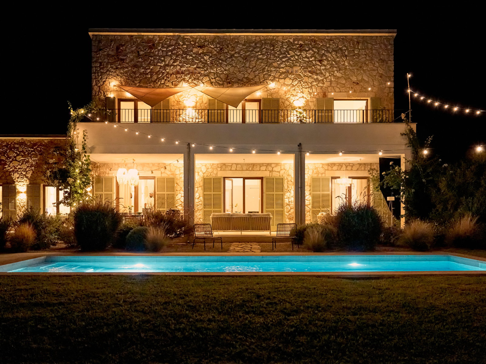 Mallorca Traumhaus bei Nacht. 