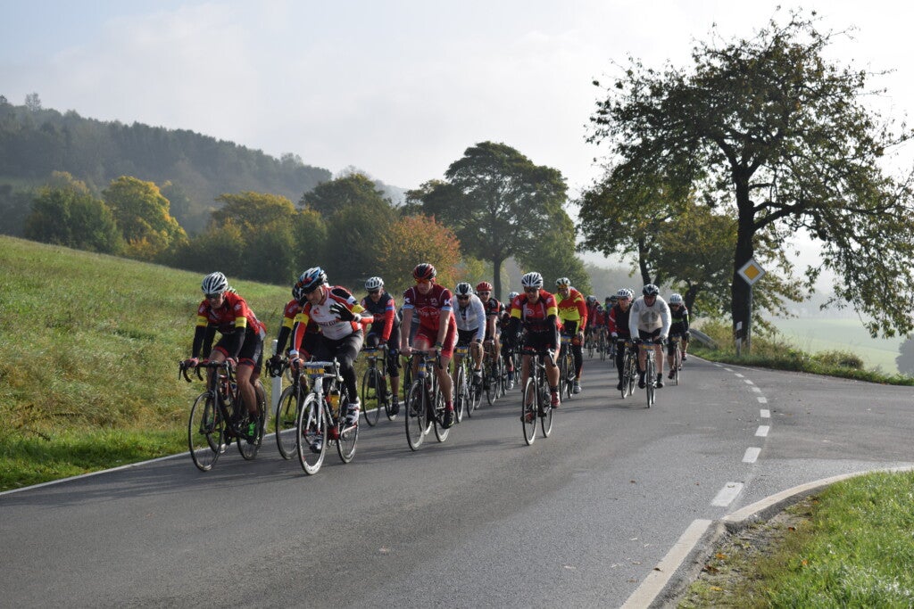 Eine Gruppe von Menschen auf Fahrrädern auf einer Straße