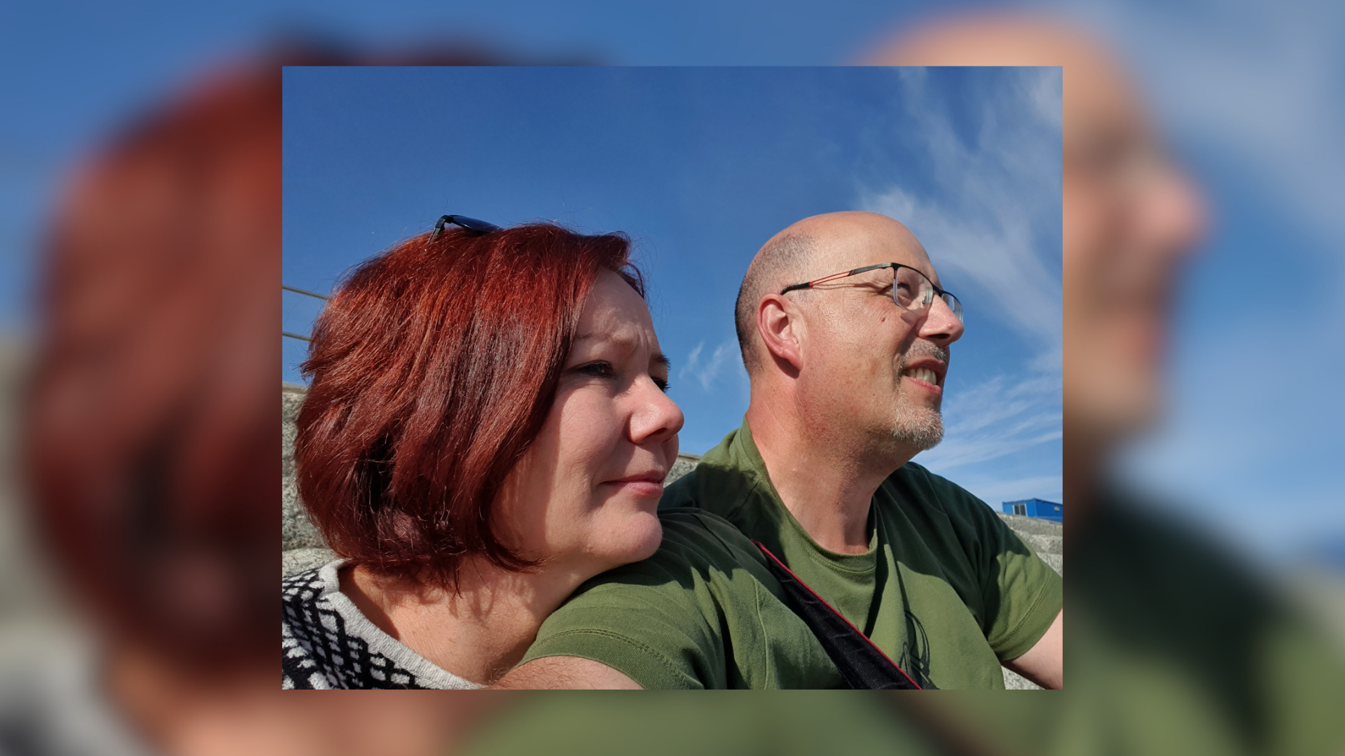 Ein Mann und eine Frau machen ein Selfie