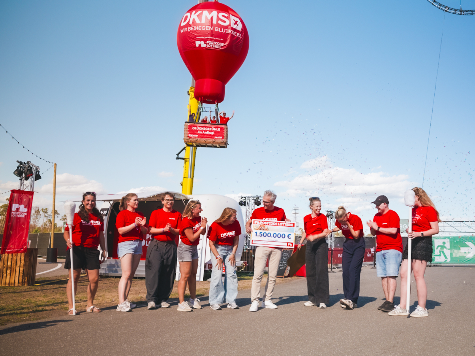 Postcode Lotterie überrascht DKMS mit beeindruckender Fördersumme auf GLÜCKSGEFÜHLE Festival