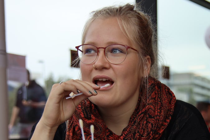 Spenderin Laura macht einen Wangenabstrich