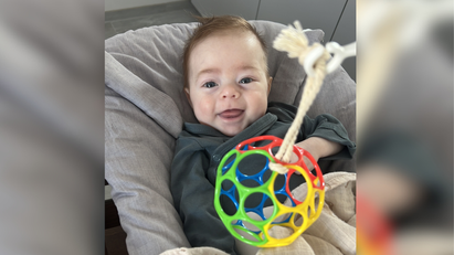 Ein Baby in einer Schaukel