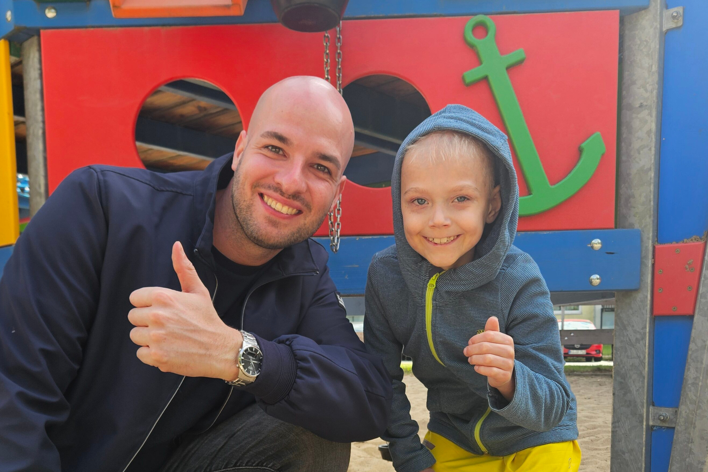 Ein Mann und ein Junge posieren für ein Foto