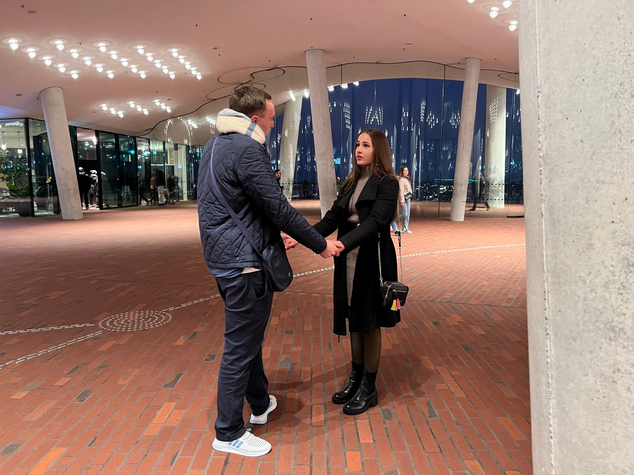 Ein Mann und eine Frau geben sich die Hand