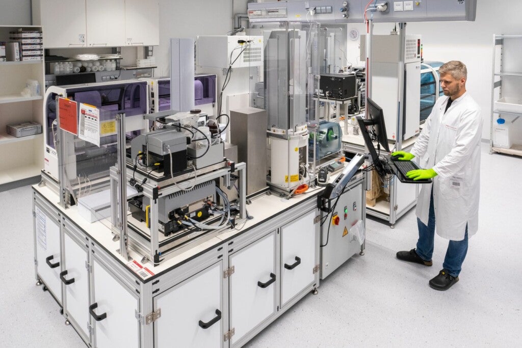 Ein Mann in einem Labor 