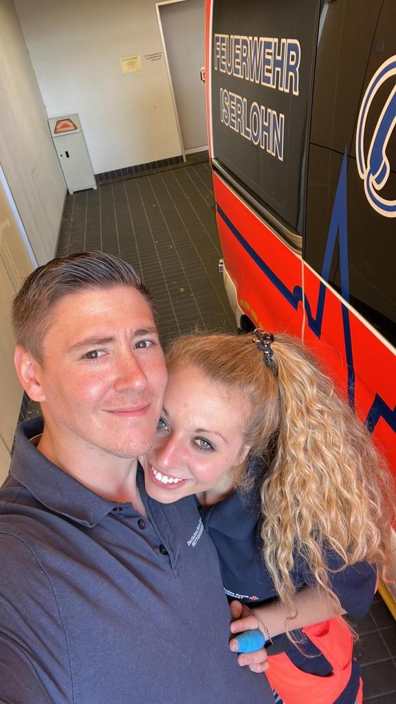 Ein Mann und eine Frau machen ein Selfie