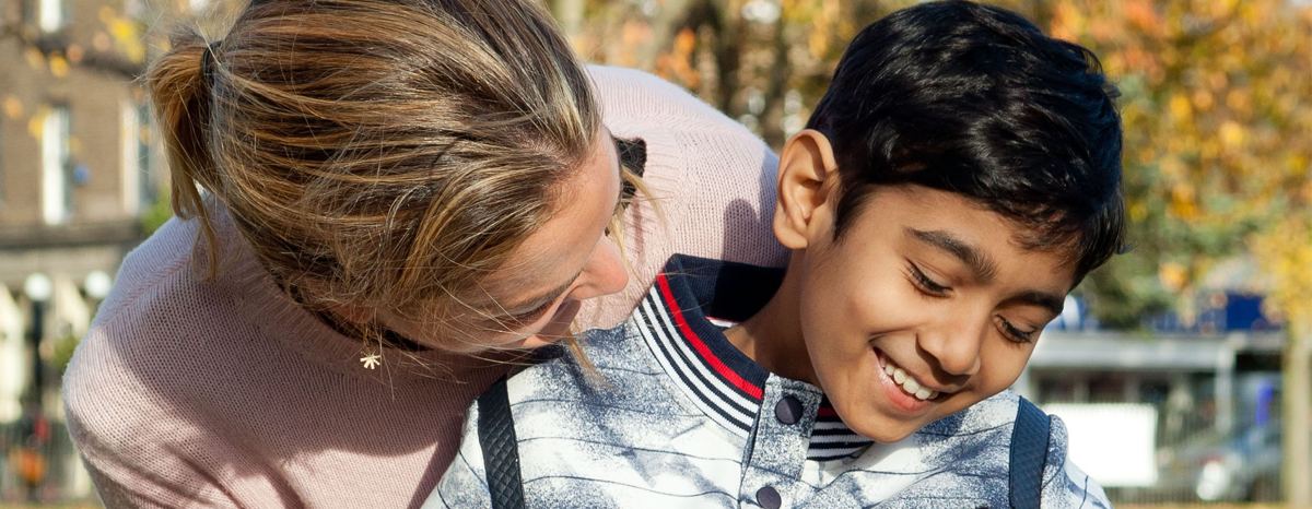 Eine Frau umarmt einen Jungen