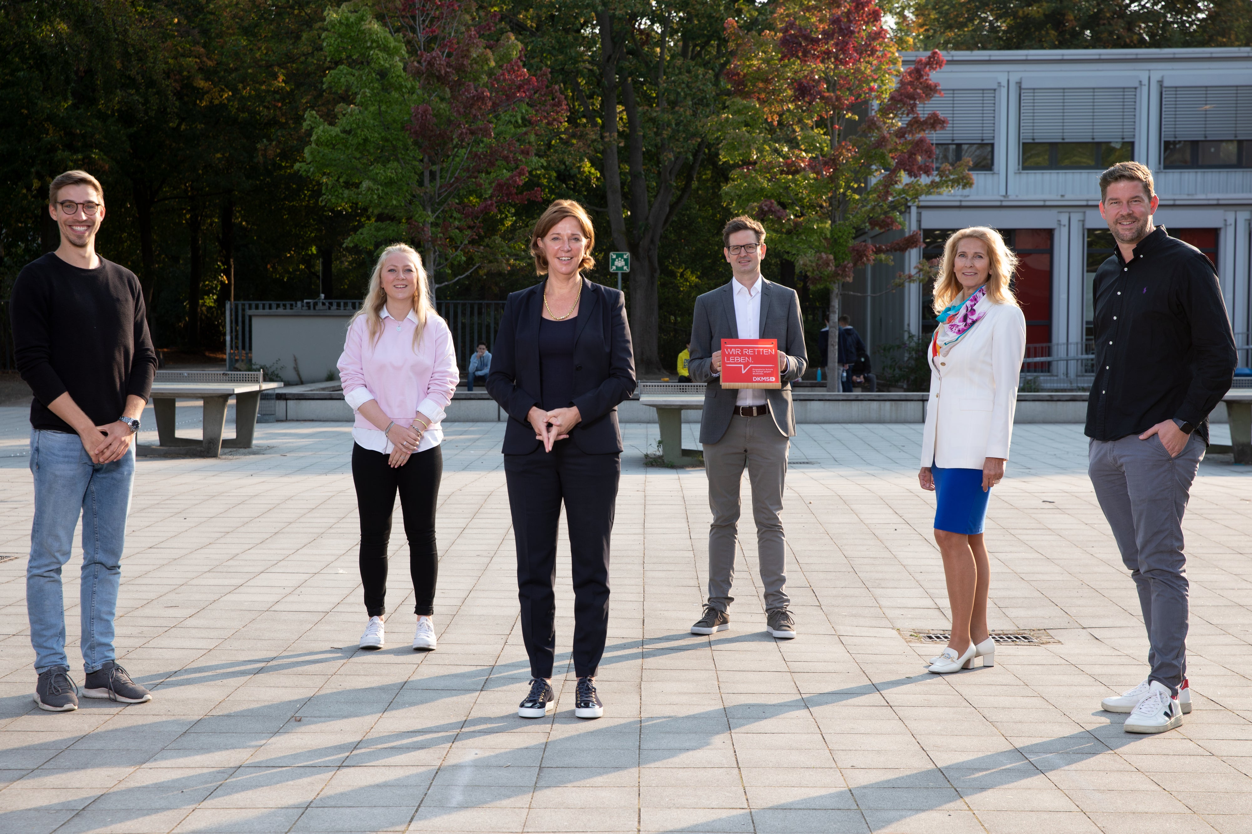mit dem Team des Apostelgymnasiums Köln: v.l. Max Zimmermann, Laeticia Janson, Yvonne Gebauer, Marco Lohmann, Elke Neujahr, Christoph Schmitz
die Personen stehen auf einen Schulhof