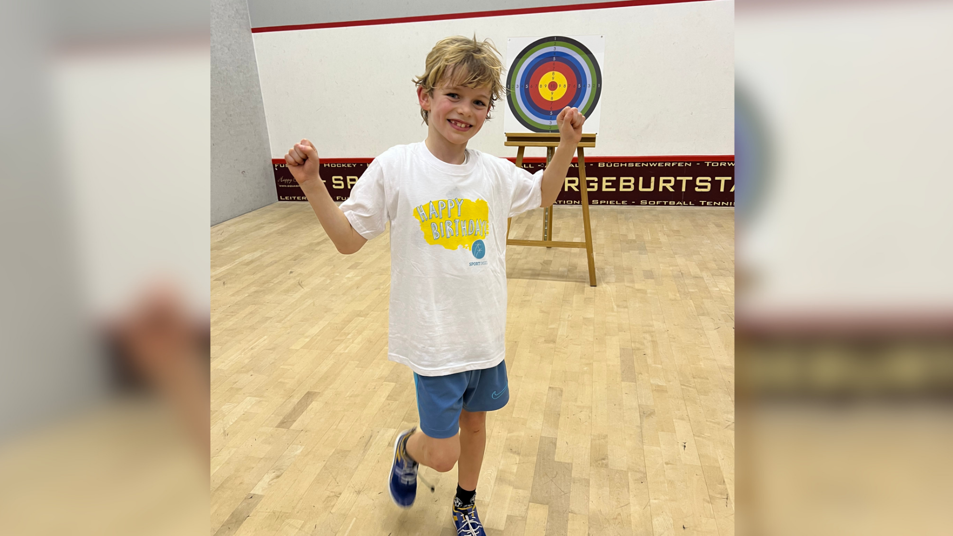 Ein Junge in einem weißen Hemd und blauen Shorts