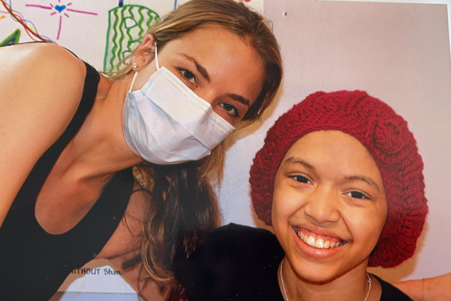 Eine Frau macht ein Selfie mit einer Gesichtsmaske