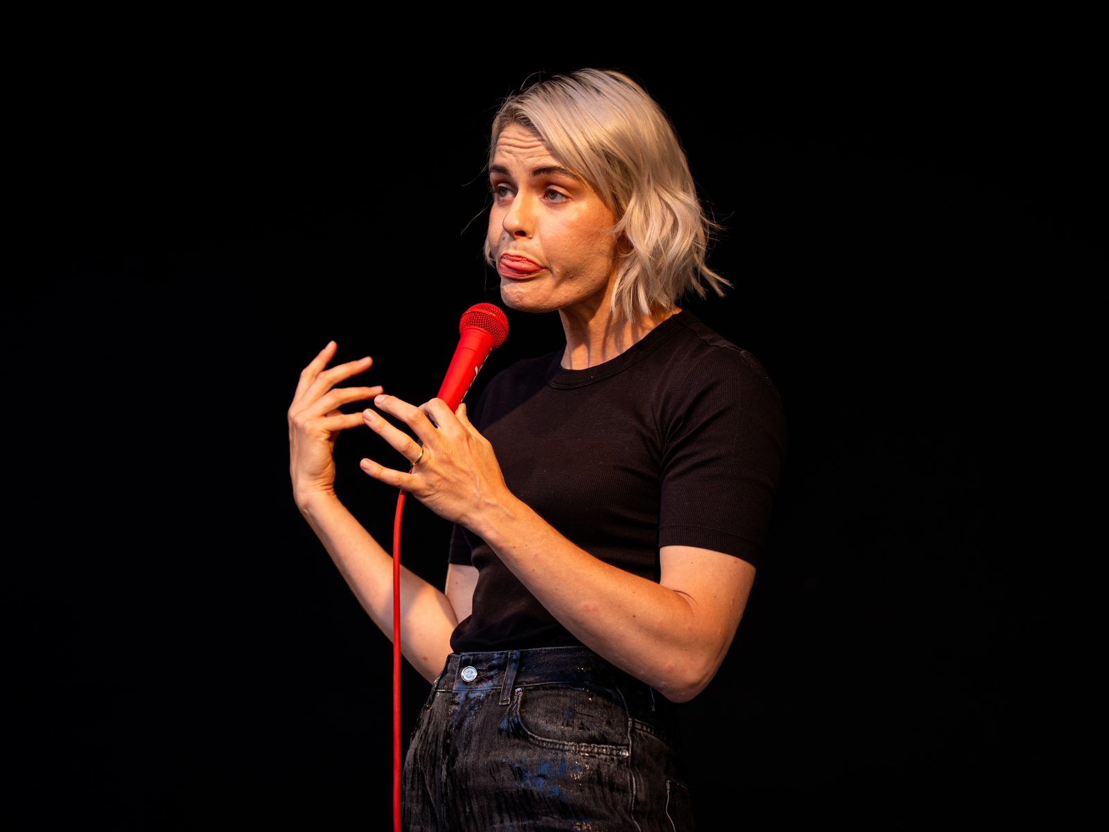 Hazel Brugger performt ihr aktuelles Bühnenprogramm
