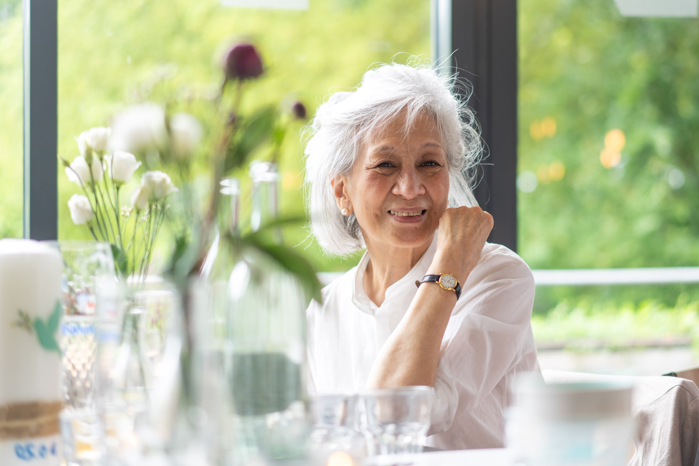 Eine ältere Frau lächelt in die Kamera