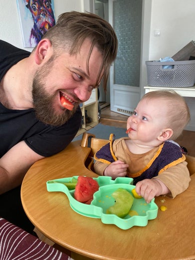 Zu sehen ist Max mit seinem kleinen Sohn.