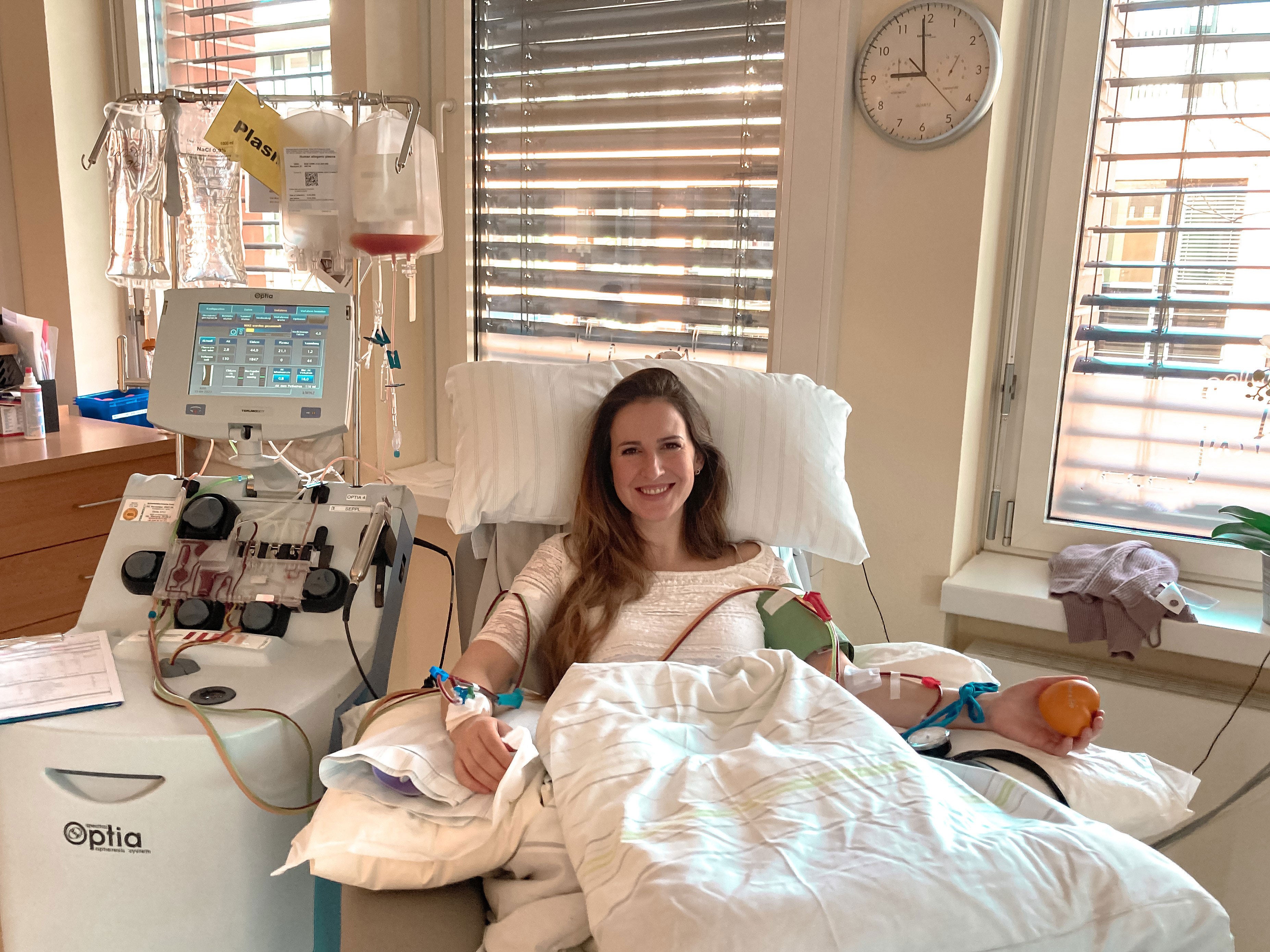 Eine Frau liegt während ihrer Stammzellspende in einem Krankenhausbett