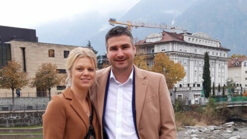 Ein Mann und eine Frau stehen zusammen