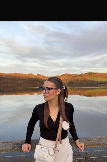 Zu sehen ist Lorena vor einem See. 