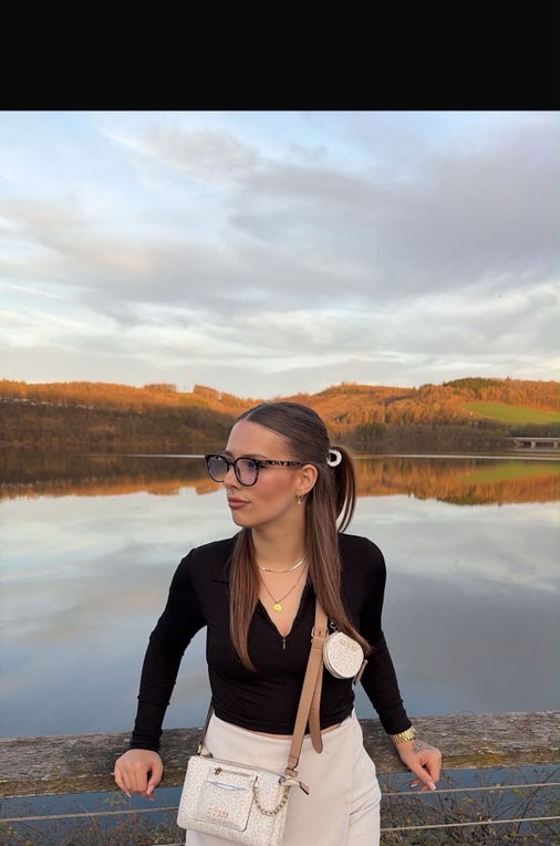 Zu sehen ist Lorena vor einem See. 