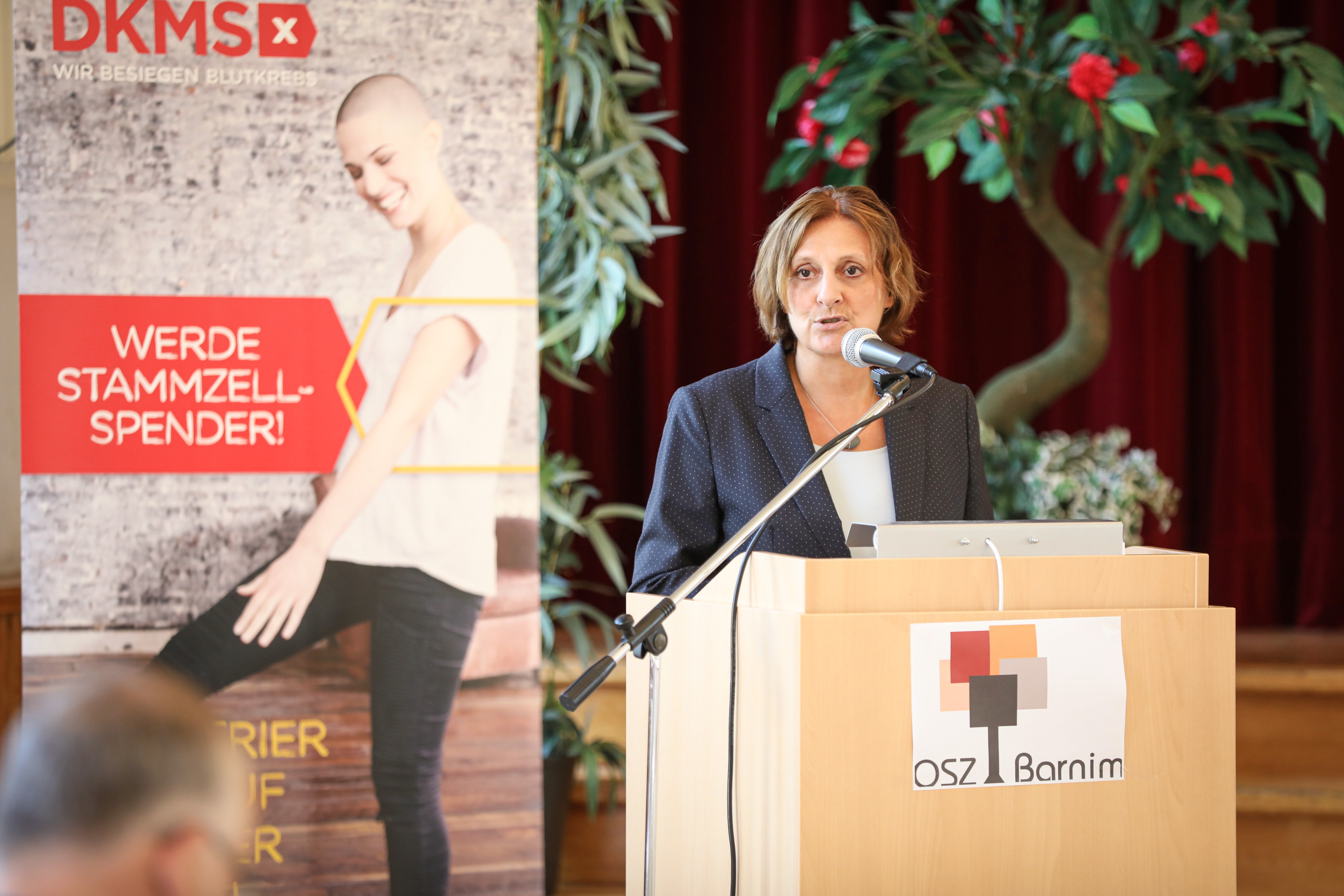 Bildungsministerin Britta Ernst hält eine Rede