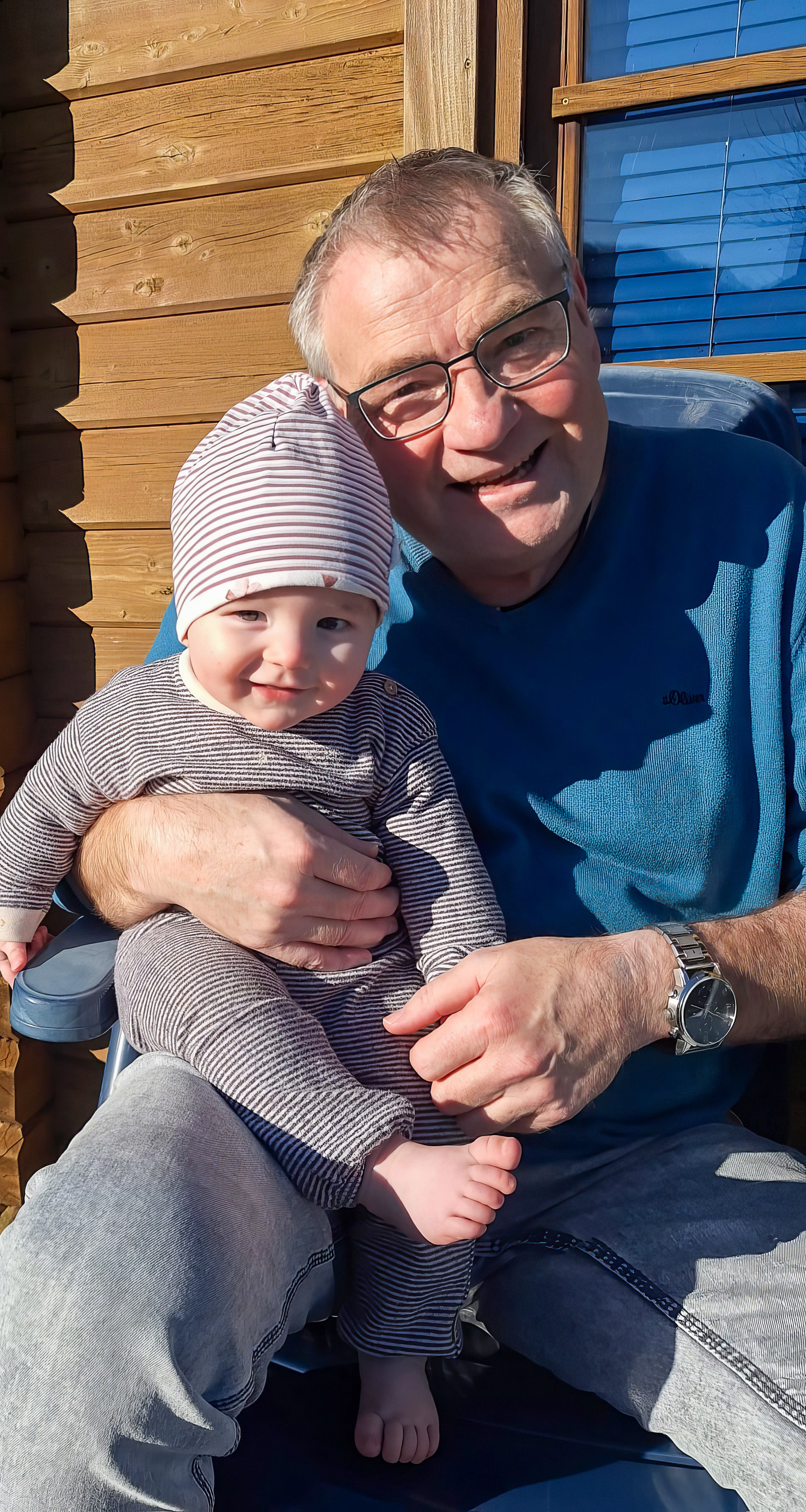 Patient Kalle mit seinem Enkelkind auf dem Schoss