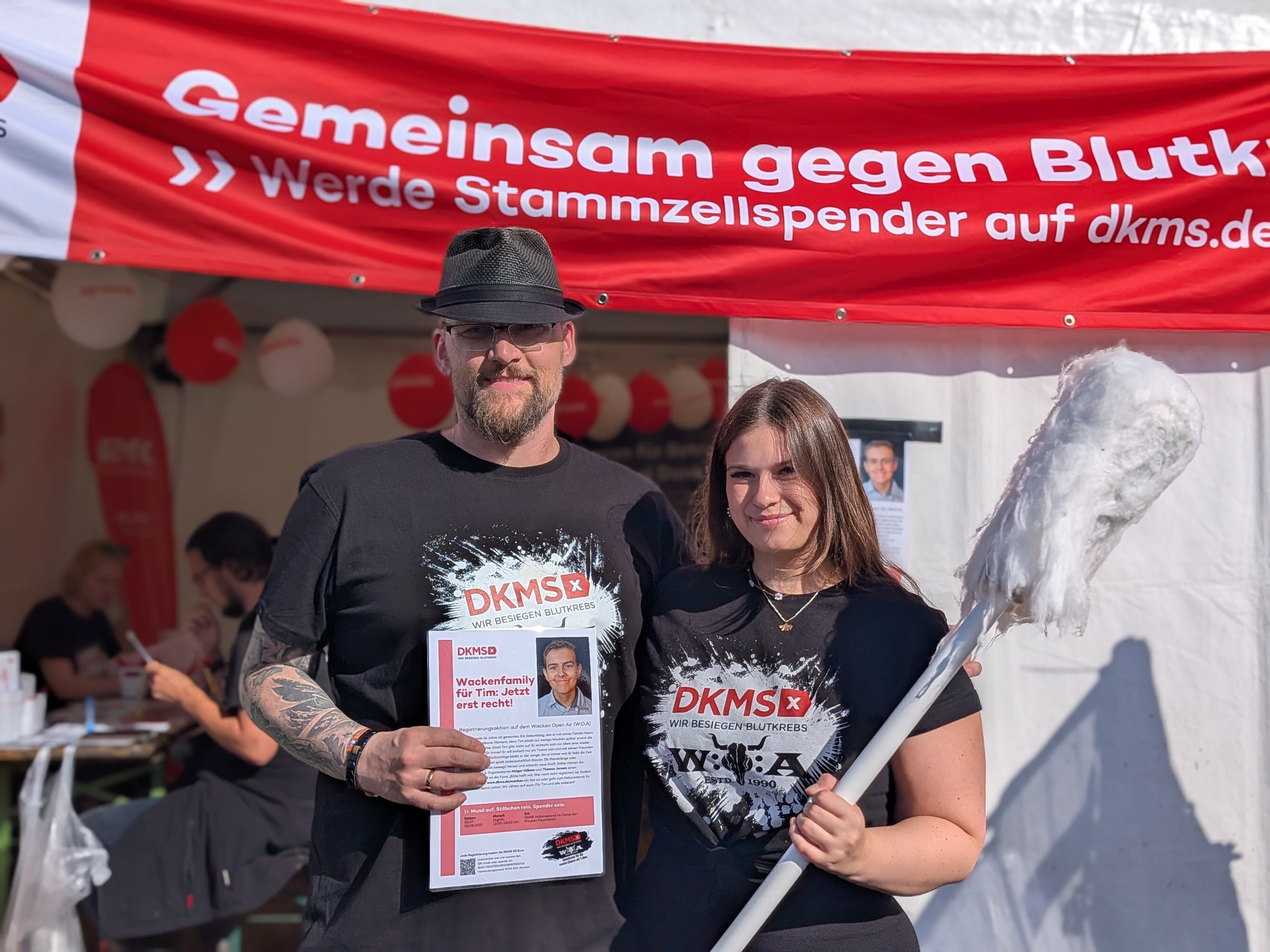 Ein Mann und eine Frau stehen vor einem Schild