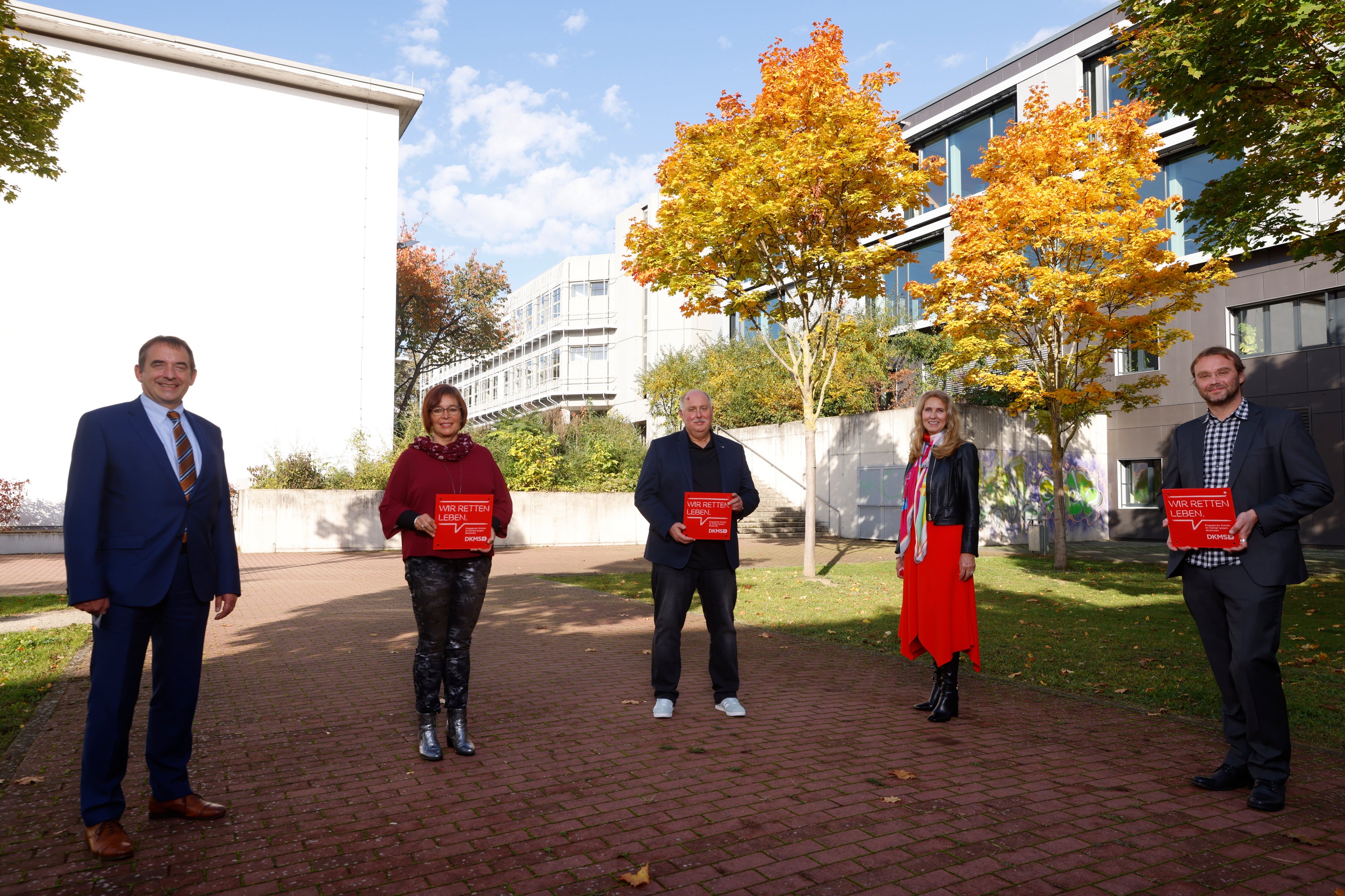 Dr. Elke Neujahr (2.v.r.) und Minister Prof. Dr. R. Alexander Lorz (l.) mit den Schulleiter:innen Ulrike Vogler, Dr. Peter Binstadt, und Nick Szymanski (von links) und den DKMS-Schulsiegeln