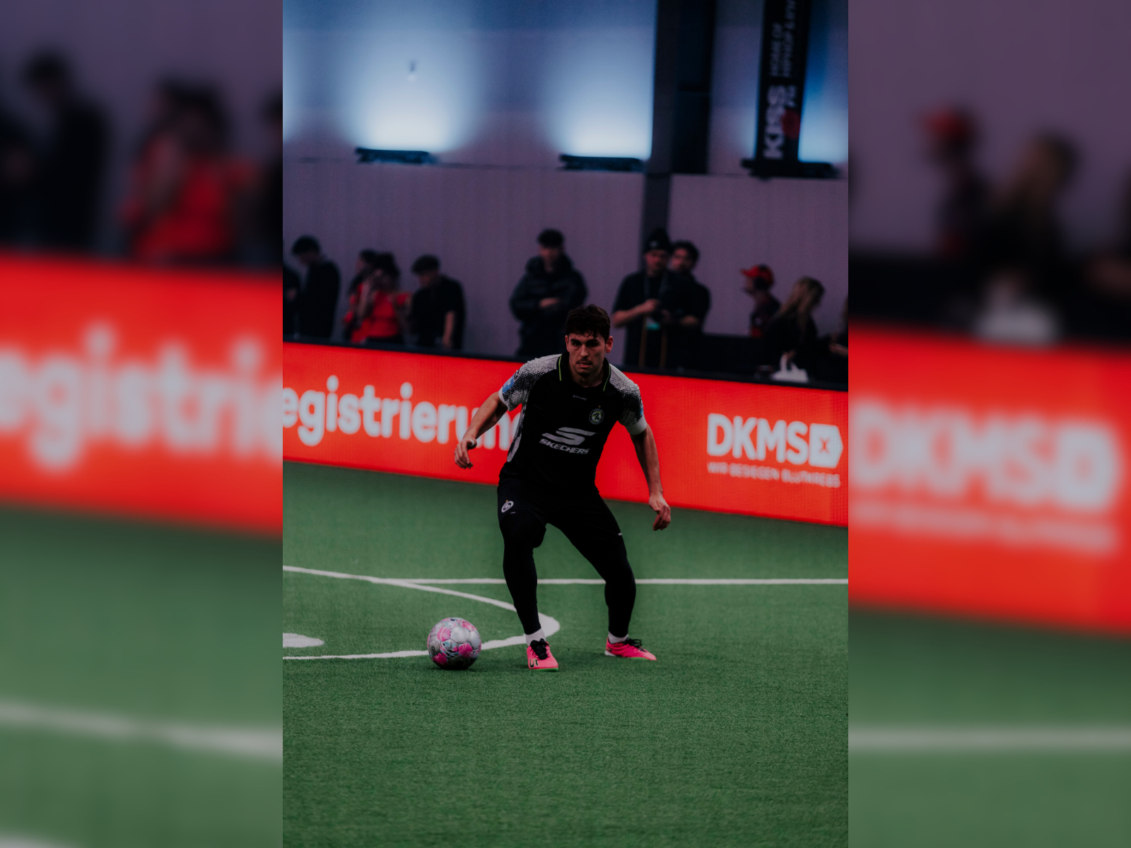 Ein Spieler auf dem Indoor Fußballplatz