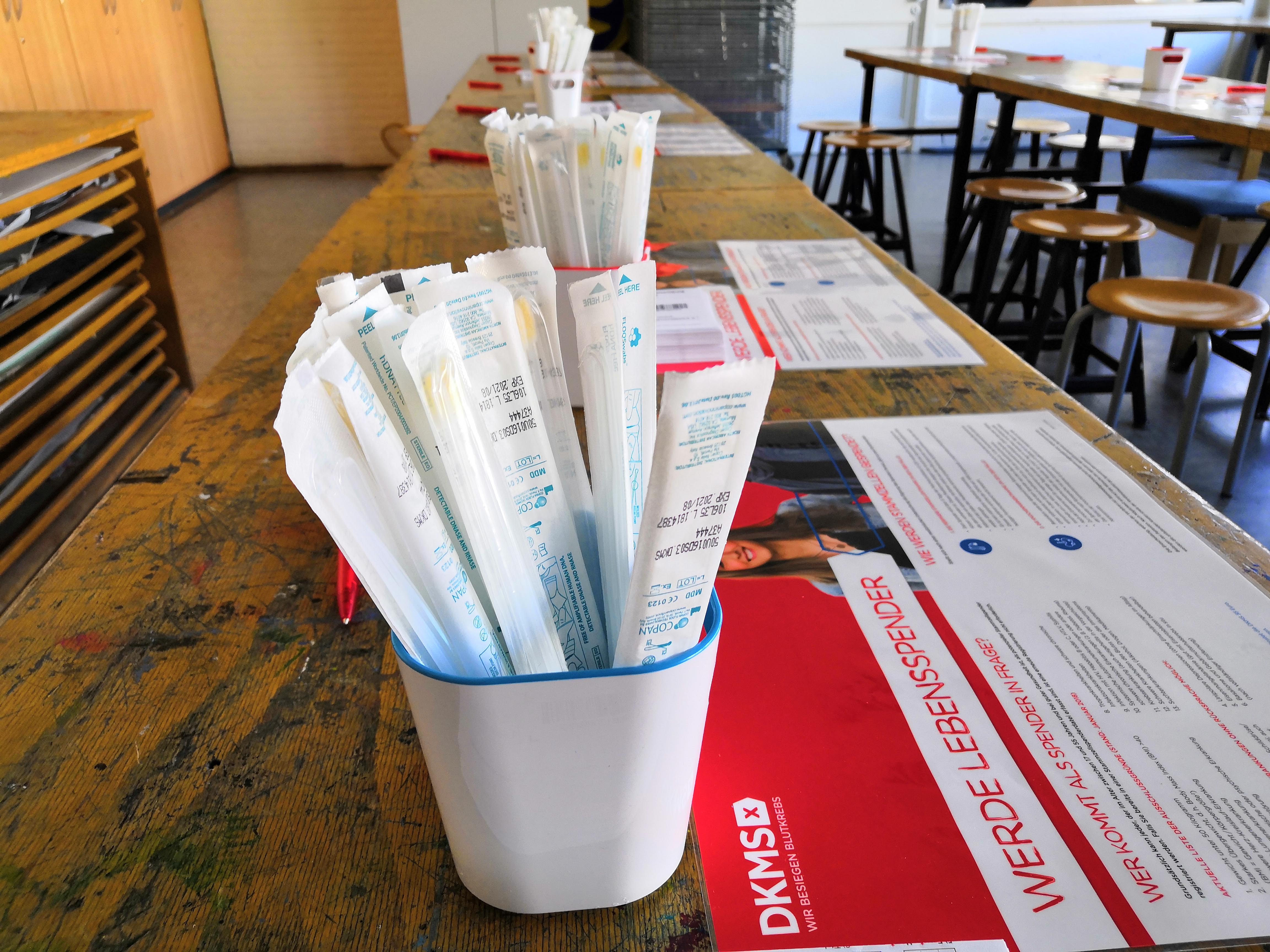 Ein Becher mit Wattestäbchen auf einem Tisch