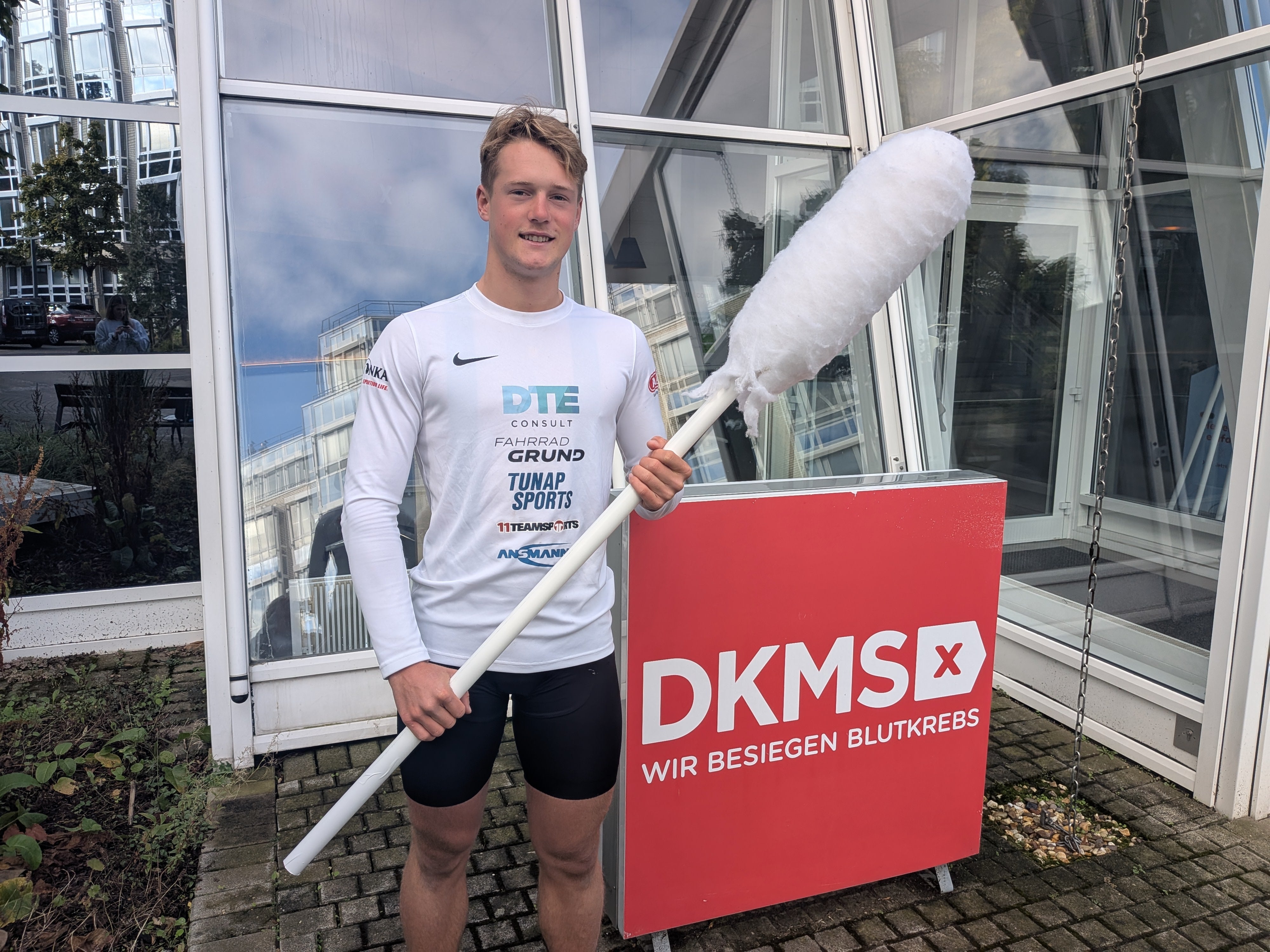 Phil hält das DKMS-Wattestäbchen.